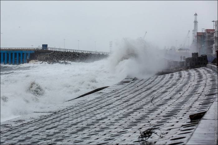 Шторм в Сочи разрушил береговую защиту на 2,5 млрд. рублей (21 фото)